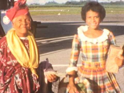 Arrivée en avion de madame Adeline et sa "Brisquante"